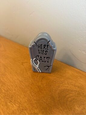 NWT Cracker Barrel “Here Lies Salt” Tombstone Shaker